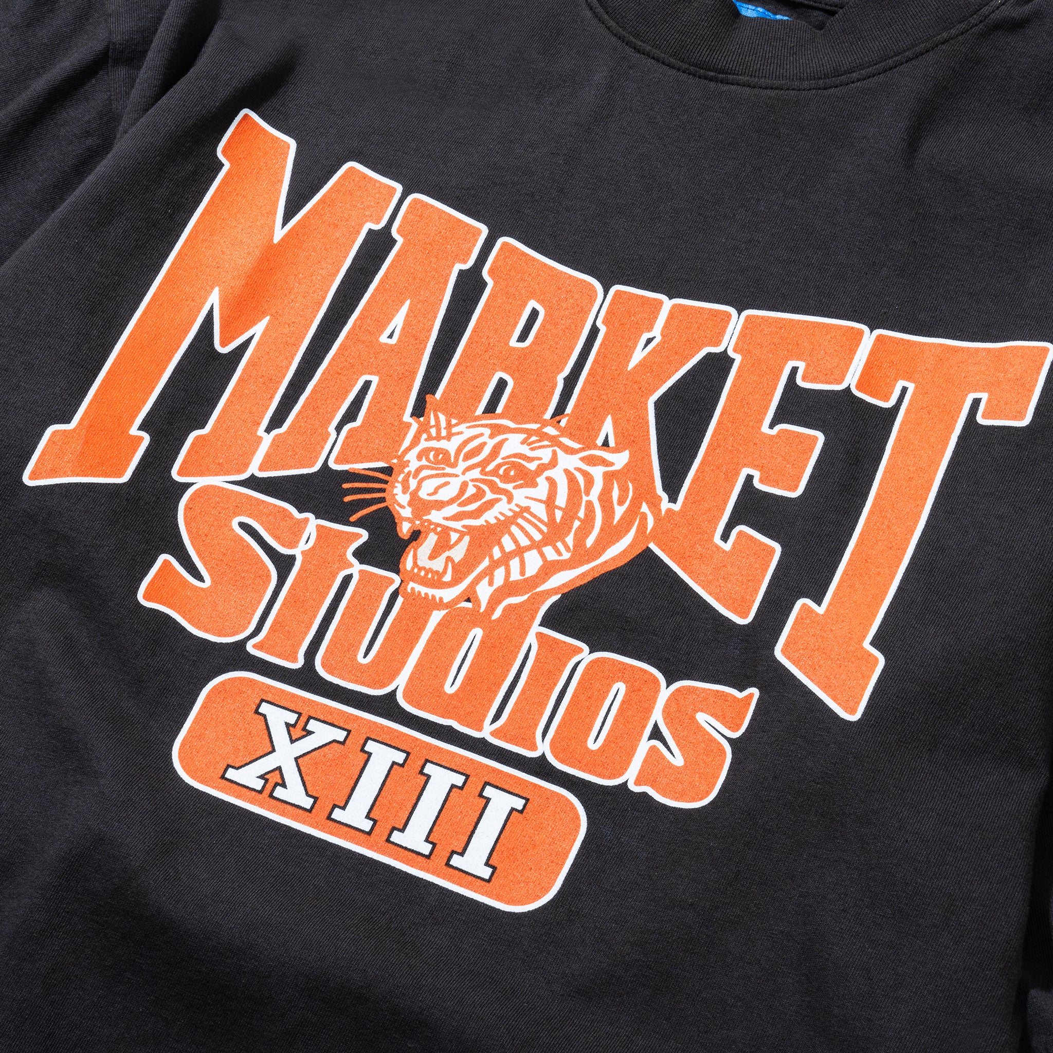 MARKET STUDIOS T-SHIRT