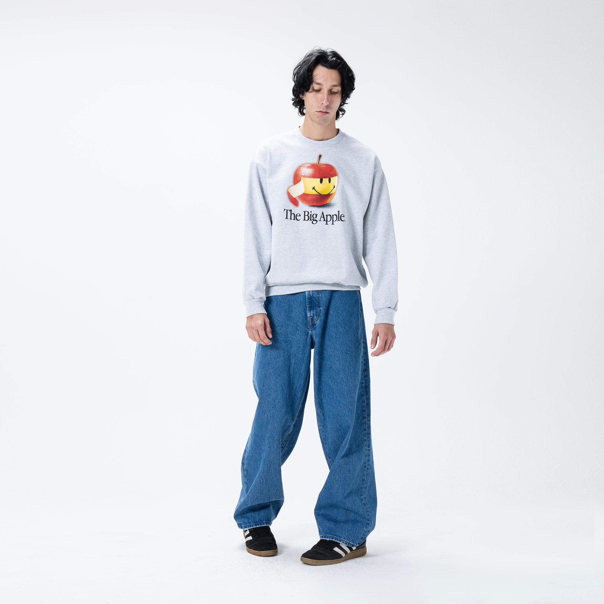 SMILEY BIG APPLE CREWNECK